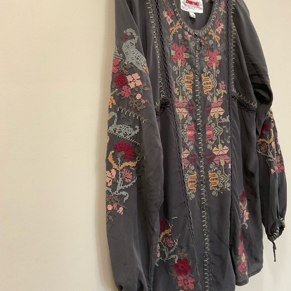 Johnny Was Biya Silk XS Gray Multicolored Embroidered Boho Button Front Blouse - Picture 3 of 7